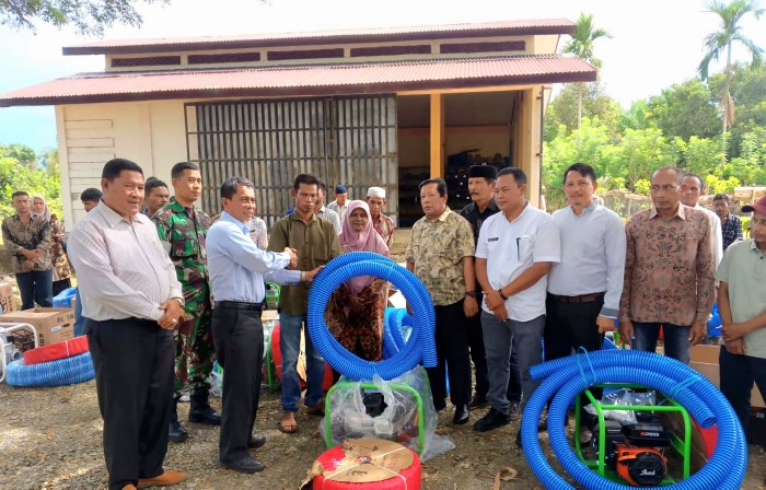 Pemkab Nagan Raya Serahkan 38 Unit Pompa Air Bantuan dari Kementan kepada Kelompok Tani