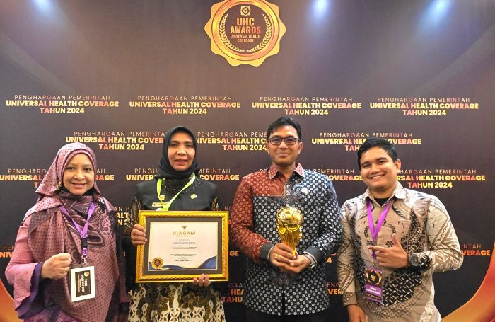 Pj Bupati Fitriany Farhas Terima Penghargaan UHC Award Tingkat Utama, diserahkan Wapres Ma’ruf Amin