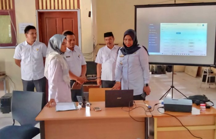 Tinjau Pelaksanaan ANBK Jenjang SMP, Pj Bupati Fitriany Farhas Berikan Semangat kepada Siswa