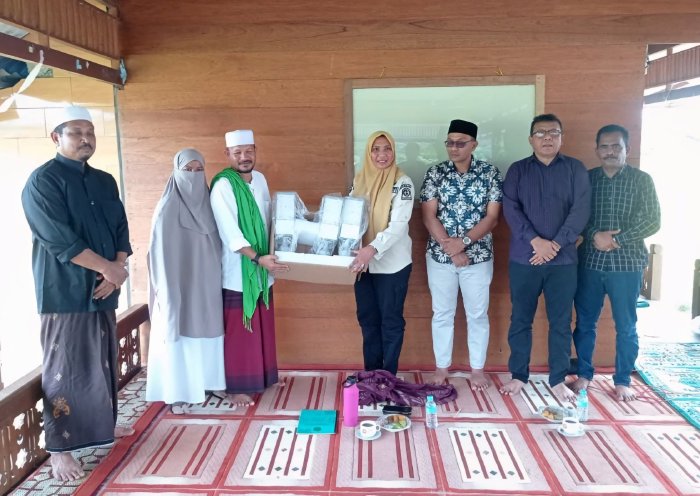 Pj Bupati Fitriany Serahkan Bantuan Lampu PJU kepada Dayah dan Pesantren di Nagan Raya