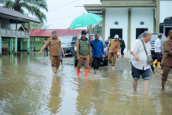 Pj Bupati Nagan Raya Tinjau Langsung Lokasi Banjir dan Serahkan Bantuan