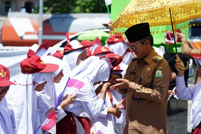 Kunjungi SDN Ujong Fatihah, Pj Bupati Iskandar Berikan Motivasi kepada Siswa dan Guru