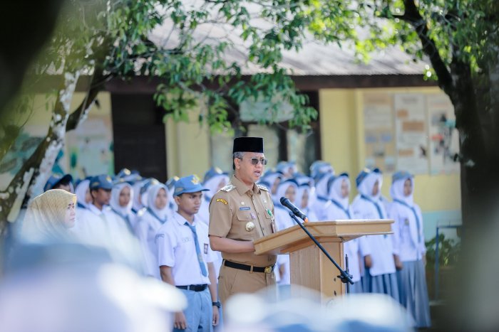 Kunjungi SMAN 1 Seunagan, Pj Bupati Iskandar Bertindak sebagai Pembina Upacara