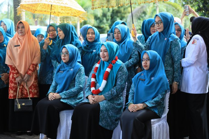 Ketua TP PKK Ny. Cut Inda TR. Keumangan Terima Kunjungan Ny. Marlina Muzakir di Nagan Raya