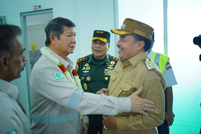 Bupati TRK Sambut Kedatangan Pengusaha Nasional Hashim Djojohadikusumo di Bandara Cut Nyak Dhien