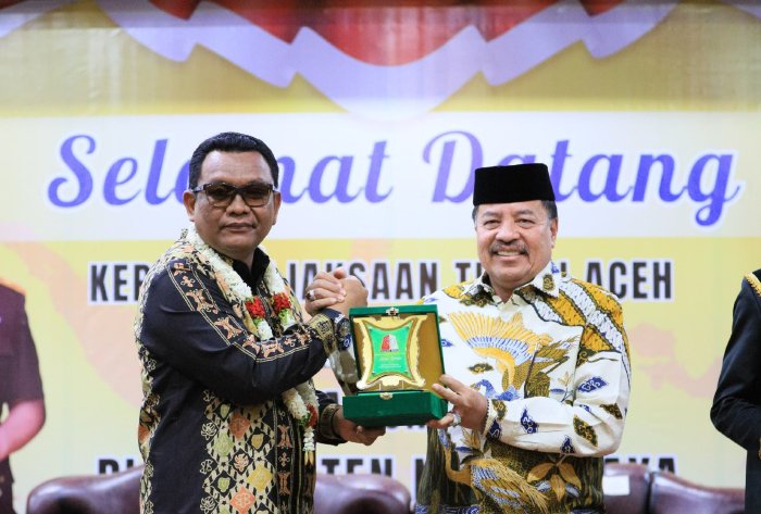 Silaturahmi dengan Kajati Aceh, Bupati TRK Serahkan Cendera Mata dari Batu Giok